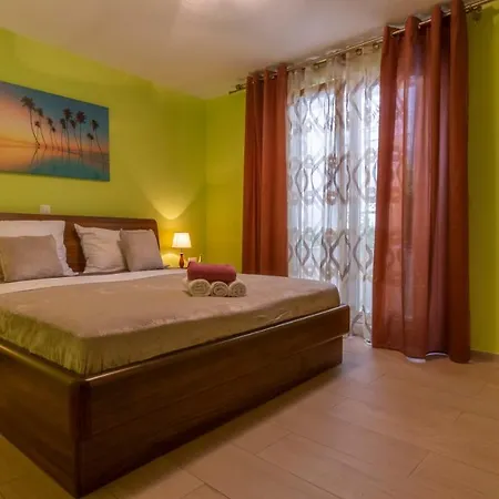 Apartments In Center Near Beach With Parking *